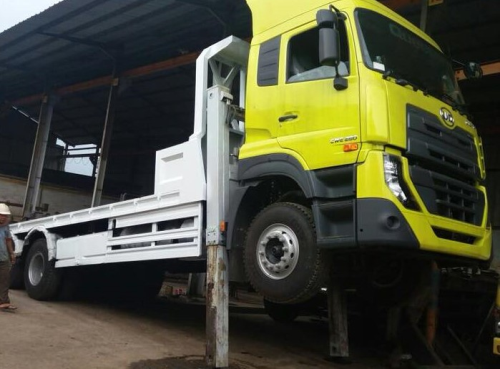 Jasa Penyedia  Karoseri truk self loader  di Sampang 