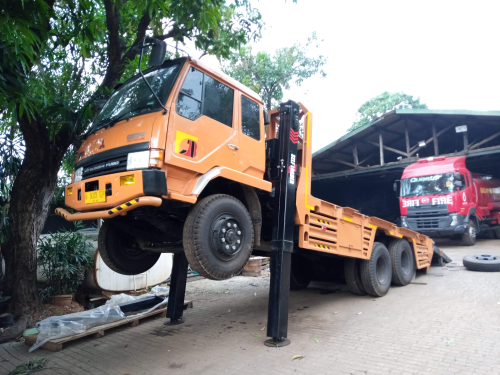 Jasa Penyedia  Karoseri truk self loader  di Kediri 