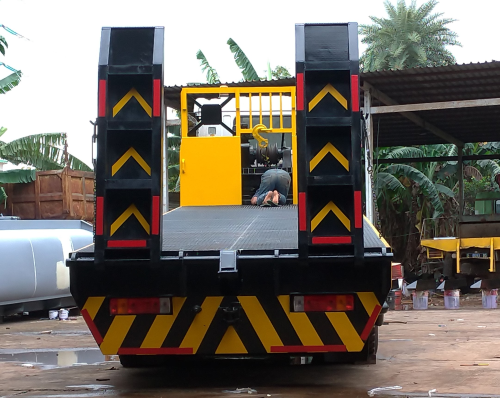 Jasa Penyedia  Karoseri truk self loader  di Aceh 