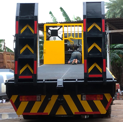 Jasa Penyedia  Karoseri truk self loader  di Kendari 