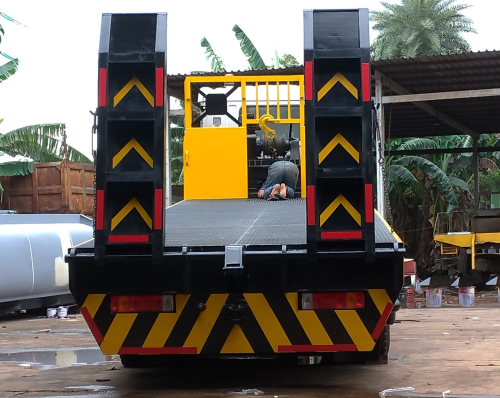 Jasa Penyedia  Karoseri truk self loader  di Grobogan 